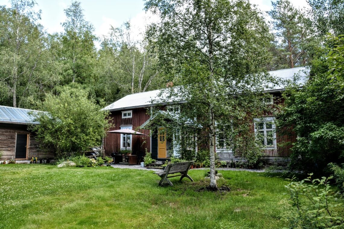 Finsko, červený dům, stará dřevostavba, zahrada