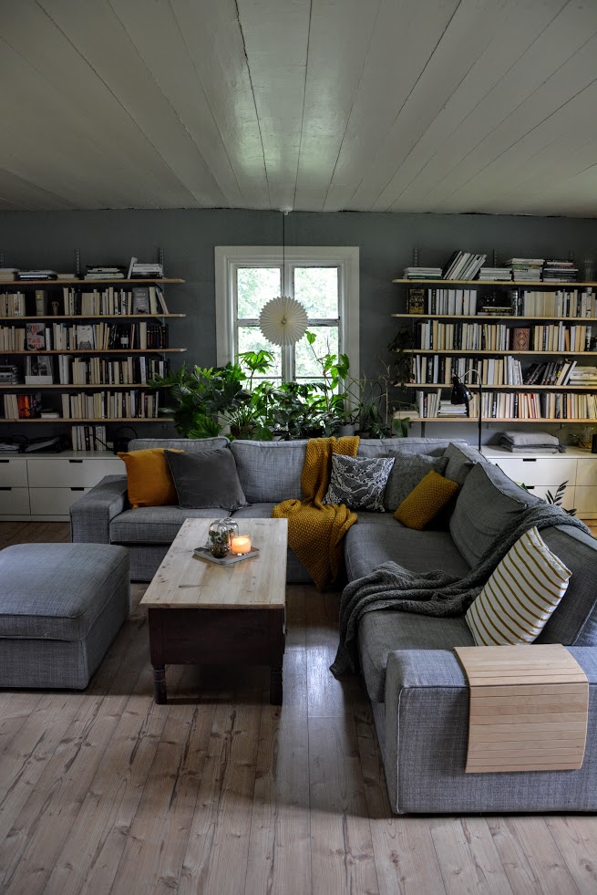 severské bydlení, Finsko, starý dům, starý stůl, knihy v interiéru