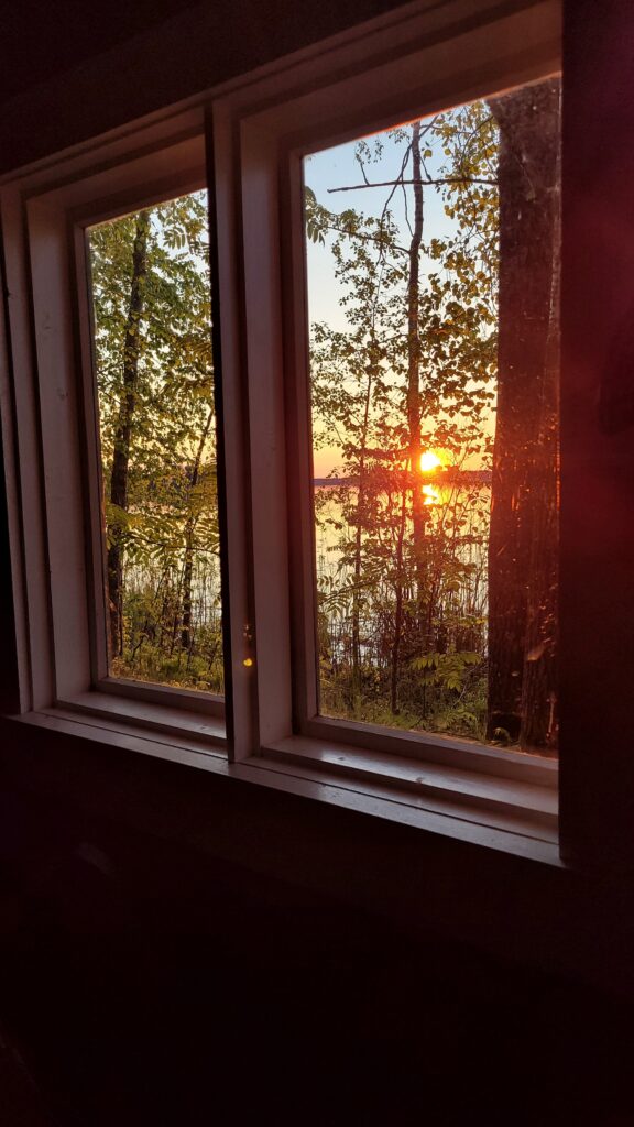západ slunce u jezera