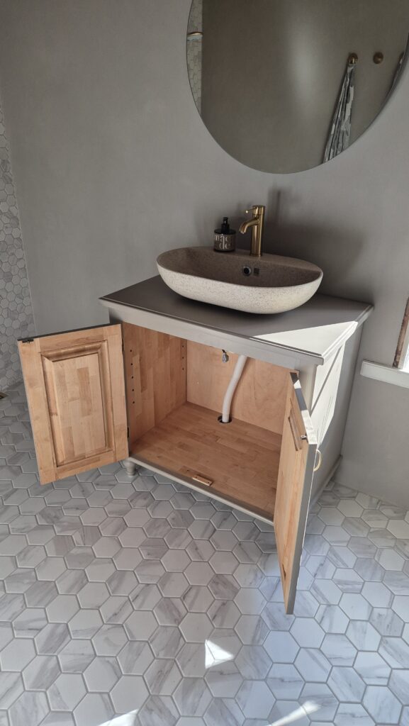 dřevěná umyvadlová skříňka