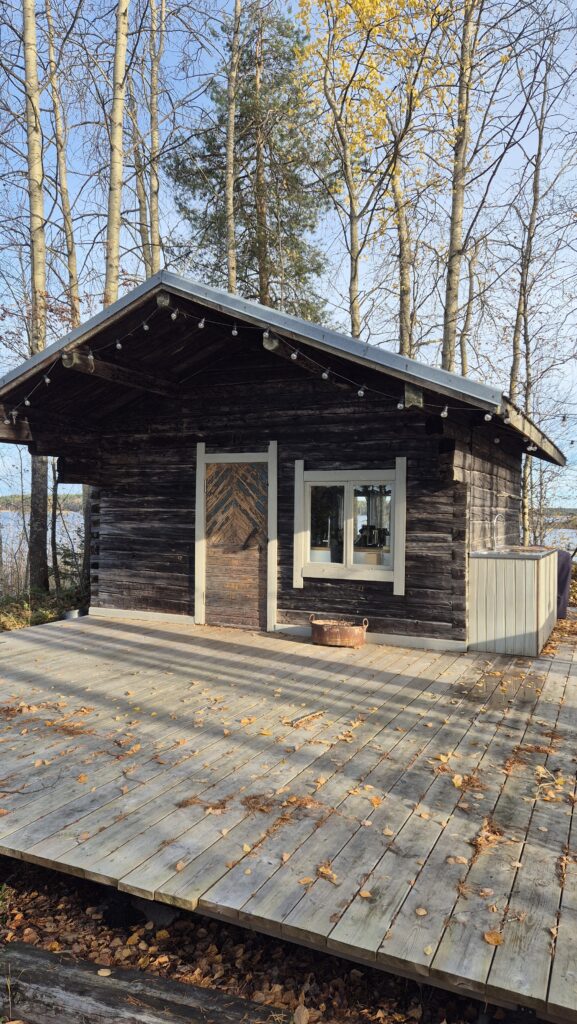 dřevěná chata u jezera