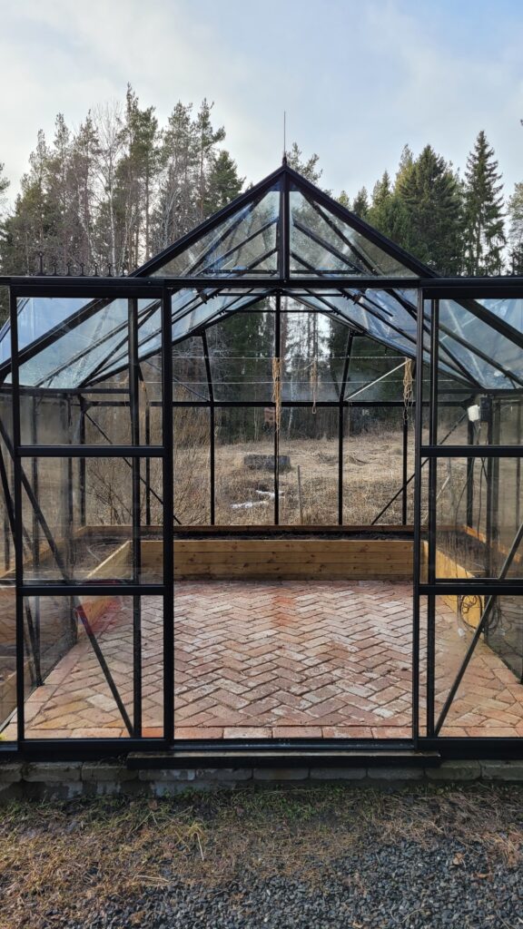 skleník s cihlovou podlahou