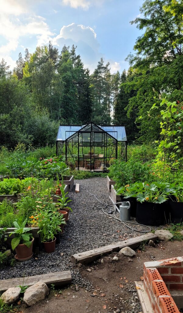 zeleninová zahrádka se skleníkem
