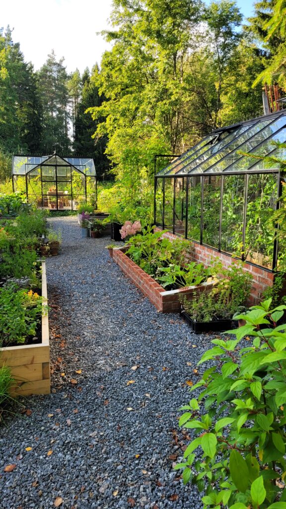 skleník s cihlovou podezdívkou