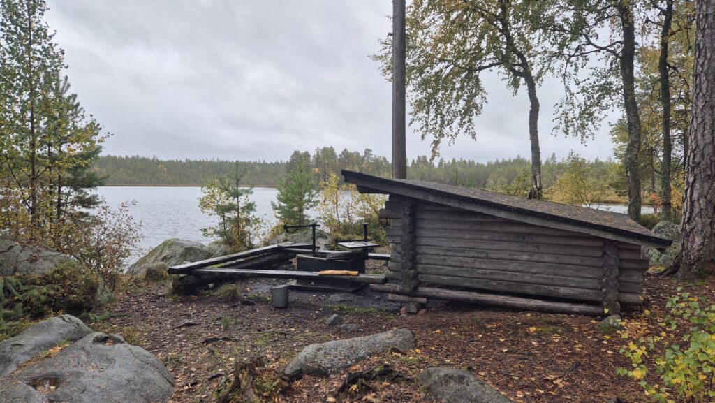 Valkeisen kierros - laavu